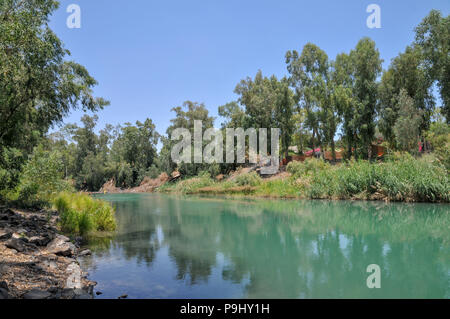 Pique-nique et de camping site sur le sud du fleuve de la Jordanie à la sortie de la mer de Galilée, Israël Banque D'Images