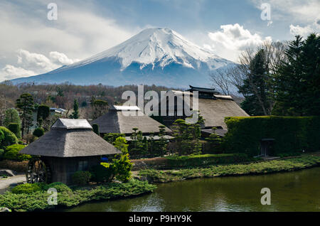 Oshino Hakkai, un petit village avec un cadre pittoresque de 8 étangs. Le village offrent une vue sur la montagne de Fuji et les vendeurs de nourriture et de souvenirs. Banque D'Images