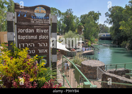 La Jordan River (rivière) ou le sud de la Jordanie comme vu à partir de l'endroit où Jésus-Christ a été baptisé par Jean le Baptiste Banque D'Images