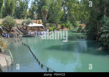 La Jordan River (rivière) ou le sud de la Jordanie comme vu à partir de l'endroit où Jésus-Christ a été baptisé par Jean le Baptiste Banque D'Images