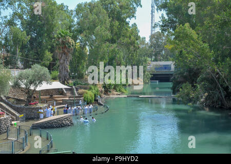 La Jordan River (rivière) ou le sud de la Jordanie comme vu à partir de l'endroit où Jésus-Christ a été baptisé par Jean le Baptiste Banque D'Images