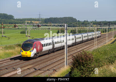 Une classe 390 numéro 390016 Pendolino Virgin dans une version révisée de la livrée d'un Virgin Trains Côte ouest service à Ledburn Junction, sur la 30e Juin 2018. Banque D'Images