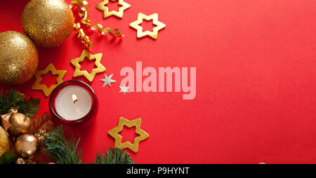 Décorations de Noël sur fond rouge avec copie espace pour le texte Banque D'Images