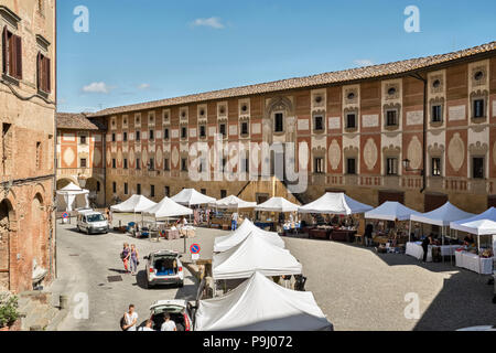 San Miniato, en Toscane, Italie. Les étals du marché de la Piazza della Repubblica, avec la façade de fresques du 18C Séminaire Épiscopal sur la droite Banque D'Images