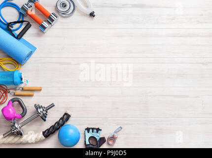 Les appareils de sport sur un fond de bois blanc. Vue d'en haut. La motivation. Сopy l'espace. Banque D'Images