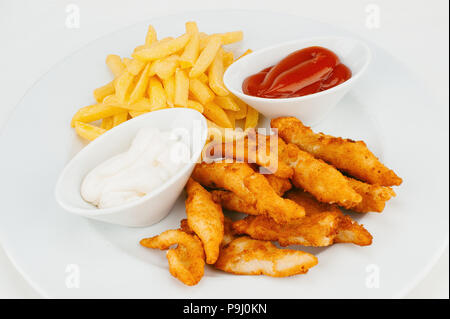 Plat de poisson et frites avec sauce tomate et mayonnaise Banque D'Images