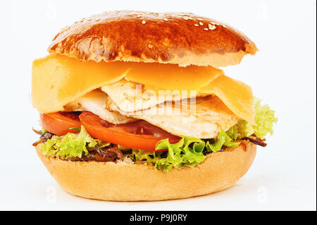 Sandwich hamburger avec poulet rôti, fromage fondu, de salade verte et tomates fraîches isolated on white Banque D'Images