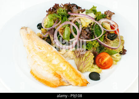 Filet de poisson blanc grillé avec un mélange de salade fraîche isolé sur fond blanc Banque D'Images