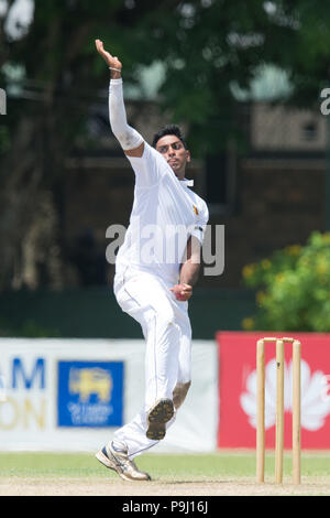 Colombo, Sri Lanka. 18 juillet, 2018. Sri-Lankais Kalana Perera U19 cricketer offre la balle lors de la 2e Journée de la jeunesse 1er test match des deux séries match entre le Sri Lanka et l'Inde U19 U19, le 18 juillet 2018 au motif de la CCN Colombo Sri Lanka. Credit : Sameera Peiris/Pacific Press/Alamy Live News Banque D'Images