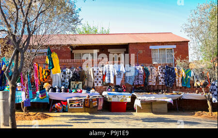 Johannesburg, Afrique du Sud, le 11 septembre 2011, de bibelots africains en vente à l'extérieur de la maison de Nelson Mandela à Soweto Vilakazi Street Banque D'Images