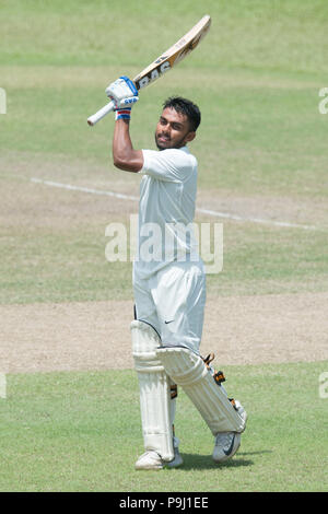 Colombo, Sri Lanka. 18 juillet, 2018. Taide Atharwa batteur indien célèbre son siècle lors de la 2e Journée de la jeunesse 1er test match des deux séries match entre le Sri Lanka et l'Inde U19 U19, le 18 juillet 2018 au motif de la CCN Colombo Sri Lanka. Credit : Sameera Peiris/Pacific Press/Alamy Live News Banque D'Images