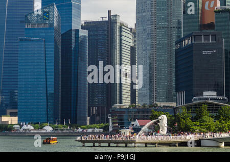 Le Merlion, vu de l'Esplanade. L'arrière-plan est le quartier central des affaires de Singapour. Est le Merlion de Singapour figure allégorique nationale Banque D'Images