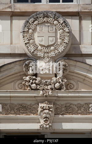 Détail de l'emblème familial sur l'entrée principale au château de Cheverny, Loire, France, Banque D'Images