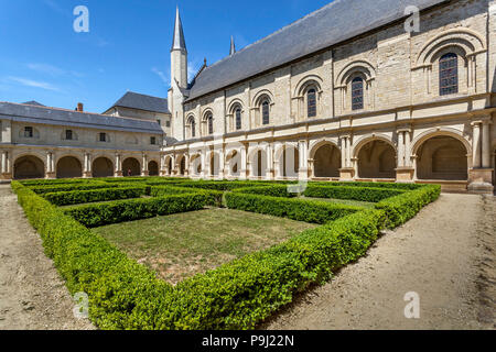 Le cloître et les jardins de l'abbaye de Fontefraud Loire France Banque D'Images