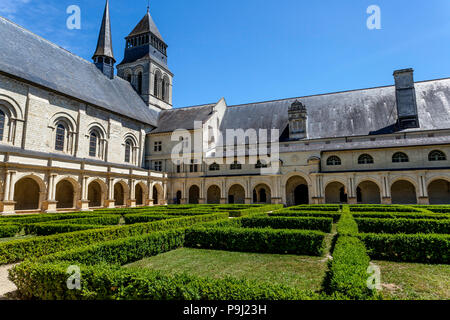 Le cloître et les jardins de l'abbaye de Fontefraud Loire France Banque D'Images