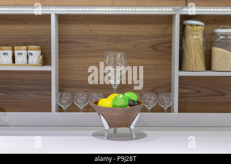 Fruits artificiels sur la table de cuisine, nouveau design. Banque D'Images
