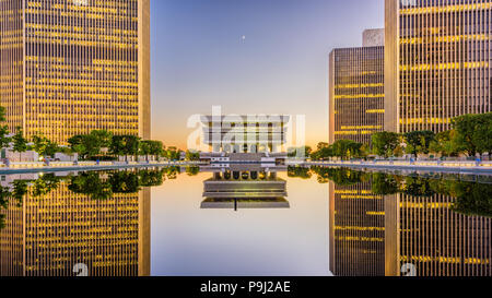 Albany, New York, USA à l'Empire State Plaza au crépuscule. Banque D'Images