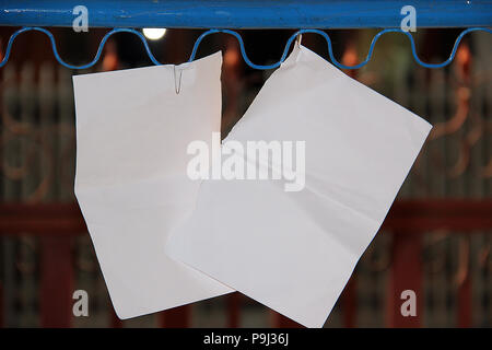 Papier qui a été déchiré dans la moitié Banque D'Images