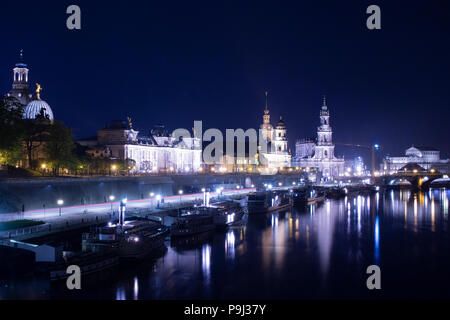 Dresde pendant la nuit avec vue sur le fleuve Elbe le cityskyline et du pont d'Auguste Banque D'Images