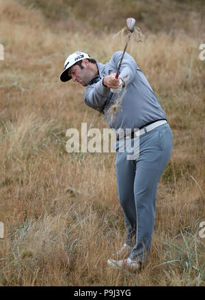 L'Espagne Jon Rahm jetons de la rough au 1er au cours de l'aperçu jour 4 de l'Open Championship 2018 à Carnoustie Golf Links, Angus. Banque D'Images