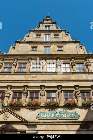 Vue en contre-plongée de la façade frontale de Baumeisterhaus (Master Builder's House) à Rothenburg ob der Tauber, Allemagne Banque D'Images