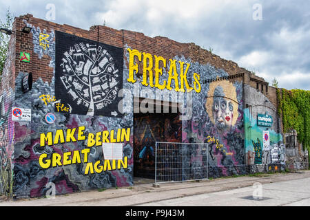 Berlin, Friedrichshain, MATIÈRES Gelände. Publicité pour Flic Flac circus show 'Freak' sur l'effondrement du mur du bâtiment en briques anciennes Banque D'Images