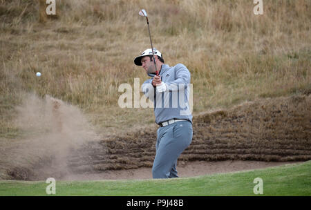 Jon l'Espagne plaquettes de Rahm un bunker de la 2e au cours de l'aperçu jour 4 de l'Open Championship 2018 à Carnoustie Golf Links, Angus. Banque D'Images