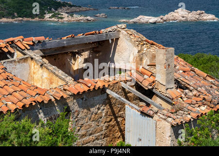 La Section de toit détaillés d'une épave WW2 Building, sur le bord de la falaise ; Baia Sardinia, Sardaigne Italie. Banque D'Images