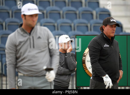 (De gauche à droite) l'Espagne, l'Angleterre Jon Rahm Tom Lewis et USA's Phil Mickelson au 3ème tee au cours de l'aperçu jour 4 de l'Open Championship 2018 à Carnoustie Golf Links, Angus. Banque D'Images