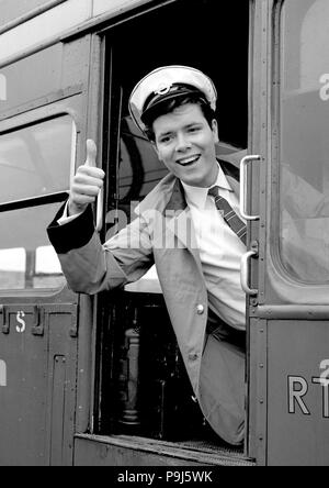 Photo de fichier en date du 07/0/1962 De Sir Cliff Richard, qui a gagné son action judiciaire contre la BBC sur la couverture d'un raid de la police à son appartement dans le Berkshire en août 2014, sur un bus à impériale à Londres pour promouvoir son film des vacances d'été. Banque D'Images