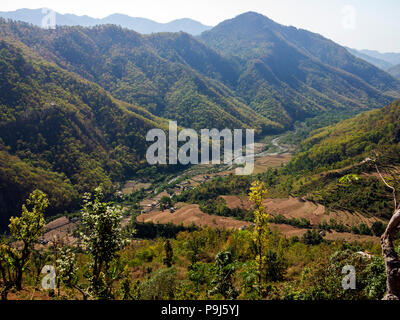 Kundal village sur la vallée de l'Nandhour Kumaon, collines, Uttarakhand, Inde Banque D'Images