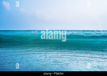 Blue Wave Ocean Wave cresting détail s'écraser le matériel roulant de l'eau libre de rupture de creux d'énergie de la nature pittoresque Banque D'Images