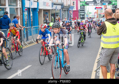 Randonnée à vélo au Royaume-Uni : les enfants et les jeunes en compétition dans une série de courses de rue autour d'Aberystwyth, Pays de Galles Royaume-uni dans le cadre d'événement annuel Cycle Aber Fest, un festival de vélo de route et hors route qui a eu lieu dans la ville chaque année au mois de mai. Banque D'Images