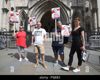 Les partisans de l'ancien English Defence League (EDL) Tommy Robinson chef en dehors de la Royal Courts of Justice, alors qu'il tente de contester son 13 mois de prison pour outrage au tribunal. Banque D'Images