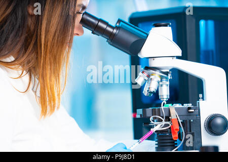 Fille avec dispositif microfluidique Technicien de laboratoire microbiologique LOC Banque D'Images