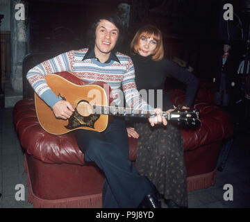 Le chanteur Salvatore Adamo, un Sicilien d'origine avec un passeport belge, pose avec sa femme Nicole et sa guitare, prises le 13.03.1974 à Rueil Malmaison près de Paris. Il y a le chanteur vit dans un petit château. Dans le monde d'utilisation | Banque D'Images