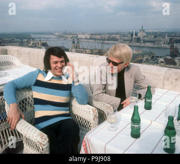 Le chanteur Salvatore Adamo (l), originaire de la Sicile avec un passeport belge, avec la chanteuse pop allemand Heino dans la capitale hongroise, Budapest. Photo à partir de 13.04.1972. Dans le monde d'utilisation | Banque D'Images