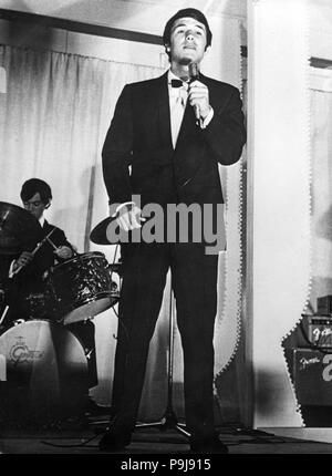 Le chanteur Salvatore Adamo, un Sicilien d'origine avec un passeport belge, à une performance. Photo non datée de 1960. Dans le monde d'utilisation | Banque D'Images