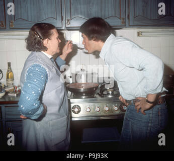 Le chanteur Salvatore Adamo, un Sicilien d'origine avec un passeport belge, avec sa mère Concetta dans la cuisine de son petit château de Malmaison près de Paris. Photo prise en mai 1977. Dans le monde d'utilisation | Banque D'Images