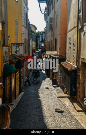 L'étroite rue d'Antibes, France. Antibes est une ville balnéaire au coeur de la Côte d'Azur Banque D'Images