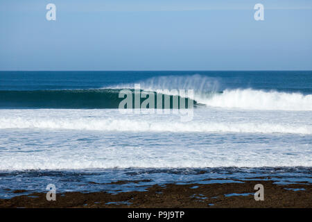 La vague parfaite à briser la célèbre Bells Beach Victoria Australie Banque D'Images