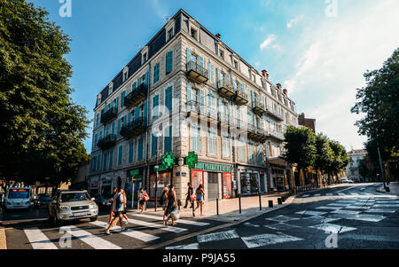 Grand angle de visualisation ultra des piétons de traverser une rue en face d'un bâtiment de style typiquement provençal Banque D'Images