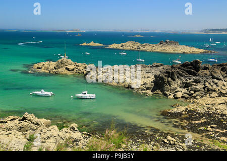 Les belles baies et les roches de la côte nord de la Bretagne autour de Saint Lunaire près de Dinard. Banque D'Images