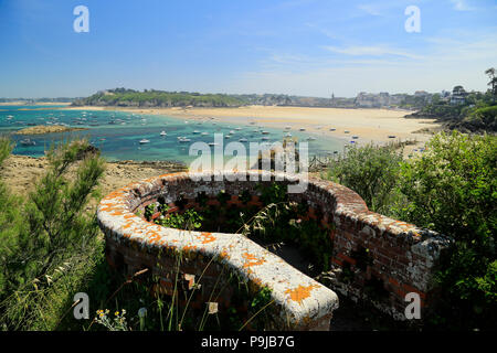 Les belles baies et les roches de la côte nord de la Bretagne autour de Saint Lunaire près de Dinard. Banque D'Images
