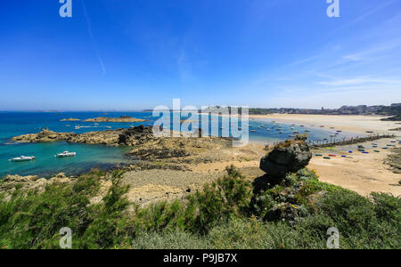 Les belles baies et les roches de la côte nord de la Bretagne autour de Saint Lunaire près de Dinard. Banque D'Images