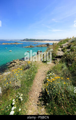 Les belles baies et les roches de la côte nord de la Bretagne autour de Saint Lunaire près de Dinard. Banque D'Images