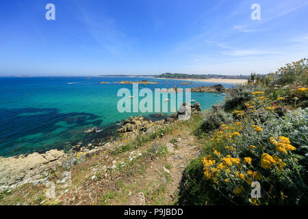 Les belles baies et les roches de la côte nord de la Bretagne autour de Saint Lunaire près de Dinard. Banque D'Images