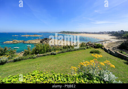 Les belles baies et les roches de la côte nord de la Bretagne autour de Saint Lunaire près de Dinard. Banque D'Images