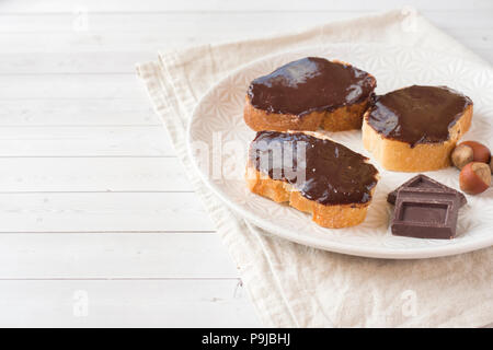 Des sandwichs avec chocolat noisettes sur la plaque Banque D'Images