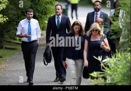 An Taoiseach Leo Varadkar (deuxième à gauche), en arrivant à Derrynane House, Kerry, pour une réunion du cabinet du gouvernement. Banque D'Images